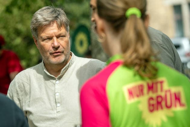 Robert Habeck, former Minister of Economic Affairs, at a Green Party campaign event in Magdeburg, August 28, 2026; Magdeburg, Germany, August 28, 2026, Robert Habeck, former Minister of Economic Affairs, talks with supporters; the words Nur mit Grün ( Only with the Greens ) are print