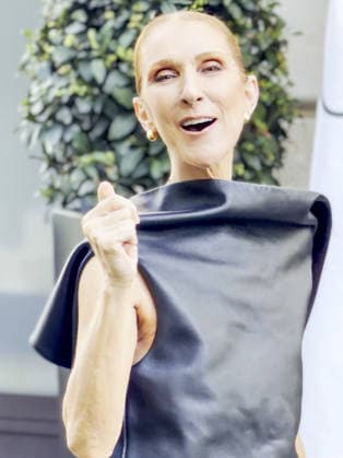 Céline Dion leaves the Royal Monceau surrounded by a crowd of fans and shares a lovely moment with them, dancing to one of her most iconic songs, Pour que tu m’aimes encore, in Paris, France, on September 1, 2026 Léa Vieillot Bestimage Canadian singer Celine Dion leaves the Royal Monceau surrounded by a crowd of fans and shares a lovely moment with them, dancing to one of her most iconic songs, Pour que tu m’aimes encore, in Paris, France, on September 1, 2026 Paris France Copyright: xLÃ axVieillot BestimagexLÃ axVieillot Bestimagex