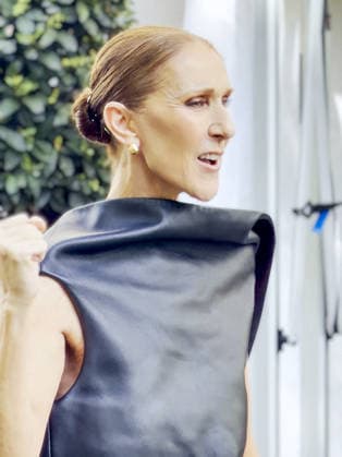 Céline Dion leaves the Royal Monceau surrounded by a crowd of fans and shares a lovely moment with them, dancing to one of her most iconic songs, Pour que tu m’aimes encore, in Paris, France, on September 1, 2026 Léa Vieillot Bestimage Canadian singer Celine Dion leaves the Royal Monceau surrounded by a crowd of fans and shares a lovely moment with them, dancing to one of her most iconic songs, Pour que tu m’aimes encore, in Paris, France, on September 1, 2026 Paris France Copyright: xLÃ axVieillot BestimagexLÃ axVieillot Bestimagex