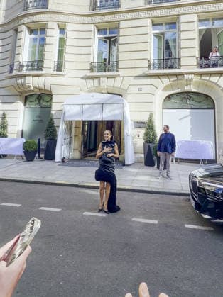 Céline Dion leaves the Royal Monceau surrounded by a crowd of fans and shares a lovely moment with them, dancing to one of her most iconic songs, Pour que tu m’aimes encore, in Paris, France, on September 1, 2026 Léa Vieillot Bestimage Canadian singer Celine Dion leaves the Royal Monceau surrounded by a crowd of fans and shares a lovely moment with them, dancing to one of her most iconic songs, Pour que tu m’aimes encore, in Paris, France, on September 1, 2026 Paris France Copyright: xLÃ axVieillot BestimagexLÃ axVieillot Bestimagex