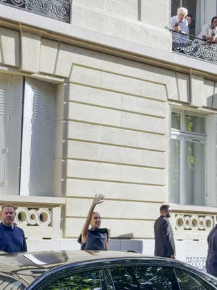 Céline Dion leaves the Royal Monceau surrounded by a crowd of fans and shares a lovely moment with them, dancing to one of her most iconic songs, Pour que tu m’aimes encore, in Paris, France, on September 1, 2026 Léa Vieillot Bestimage Canadian singer Celine Dion leaves the Royal Monceau surrounded by a crowd of fans and shares a lovely moment with them, dancing to one of her most iconic songs, Pour que tu m’aimes encore, in Paris, France, on September 1, 2026 Paris France Copyright: xLÃ axVieillot BestimagexLÃ axVieillot Bestimagex