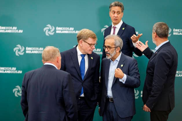 Johann Wadephul (CDU), Federal Minister of Foreign Affairs, attends the Gymnich meeting of EU foreign ministers. Here, in a group photo with his family; here, in conversation with the Foreign Minister of Portugal, Paulo Rangel. In the background, the British Foreign Secretary, Ed Miliband. Wicklow, September 2, 2026. Photographed on behalf of the Federal Foreign Office. Wicklow, Irela Copyright: xThomasxImox