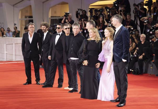 Oasis: Don t Look Back in Anger Screening - The 83rd Venice International Film Festival VENICE, ITALY - SEPTEMBER 05: (R-L ) Marisa Clifford, Sam Bridger, a guest, Steven Knight, Noel Gallagher, Liam Gallagher, Dylan Southern, Will Lovelace and a guest attend the Oasis: Don t Look Back in Anger Screening during the 83rd Venice International Film Festival at Sala Grande on September 05, 2026 in Venice, Italy. Primo Barol Anadolu Venice Italy. Editorial use only. Please get in touch for any other usage. Copyright: x2026xAnadoluxPrimoxBarolx
