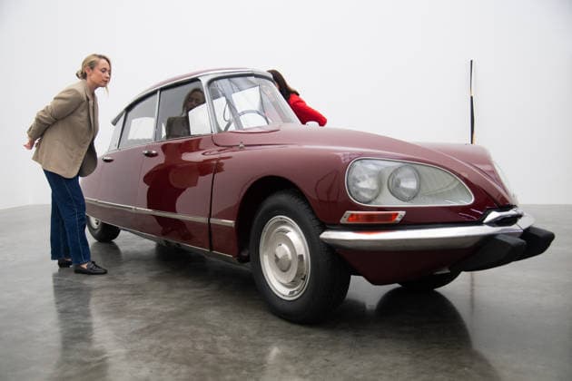Gabriel Orozco s Chronotopic Exhibition Photocall at White Cube Bermondsey, London, UK Staff members view La DS Cornaline (2013) by Gabriel Orozco featuring a modified Citroën at a photocall for artist Gabriel Orozco s solo exhibition Chronotopic at White Cube Bermondsey, London, England, UK on Monday 14 September, 2026., Credit:Justin Ng Avalon UK, England, London, White Cube Bermondsey Copyright: xJustinxNgx xAvalonx 1134492424