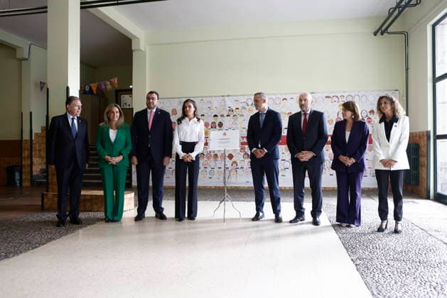 Queen Letizia attends the opening of the 2026–2027 school year at the Gesta Public School in Oviedo. The President of the Principality of Asturias and Secretary General of the FSA PSOE, Adrián Barbón 3i, the Minister of Education, Vocational Training, and Sports, Milagros Tolón (2i), the Mayor of Oviedo, Alfredo Canteli (i), the Vice President and Regional Minister of Infrastructure, Environment, and Climate Change, Juan Cofino (3i), the Government Delegate in Asturias, Adriana Lastra 2d, and Queen Letizia 4i during the opening of the 2026–2027 school year at the Gesta Public Preschool and Elementary School in Oviedo, on September 17, 2026, in Oviedo, Asturias, Spain. This year, the official opening of the school year took place in the Pri Copyright: xImanolxRimadax 7781494