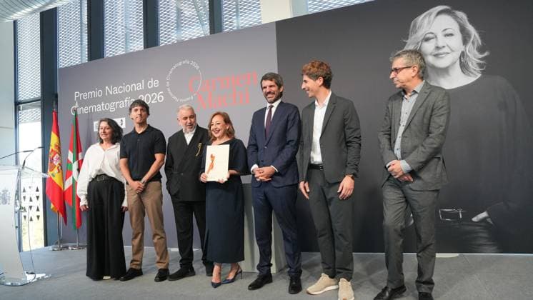 Carmen Machi, 2026 National Film Award Winner Actress Carmen Machi 4i, screenwriter Diego San José 2i, director Félix Sabroso 3i, Minister of Culture Ernest Urtasun 3d, and the mayor of Donosti, Jon Insausti 2d, during the ceremony to present the National Film Award to Carmen Machi on September 19, 2026, in San Sebastián, Guipúzcoa, Basque Country, Spain. The National Film Award, presented as part of the San Sebastián Film Festival, recognizes the most outstanding contribution to Spanish cinema, preferably demonstrated through a publicly released work or professional achievement during the year 2025, or, in duly justified exceptional cases, it is awarded in recognition of a professional career. SEPTEMBER 19, 2026 San Sebastián, Guipúzcoa, Copyright: xUnanuex 7785448