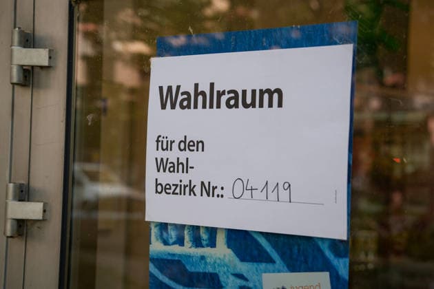 Berlin, Germany, September 20, 2026. Sign indicating the polling station for Precinct No. 04119 at a polling place for the Berlin House of Representatives election. Polling place, polling station, precinct, Berlin election, House of Representatives election, 2026 election, voting, going to the polls, democracy, voters, Election Sunday, state politics, politics, stock photo Copyright: xAlonxDavidx