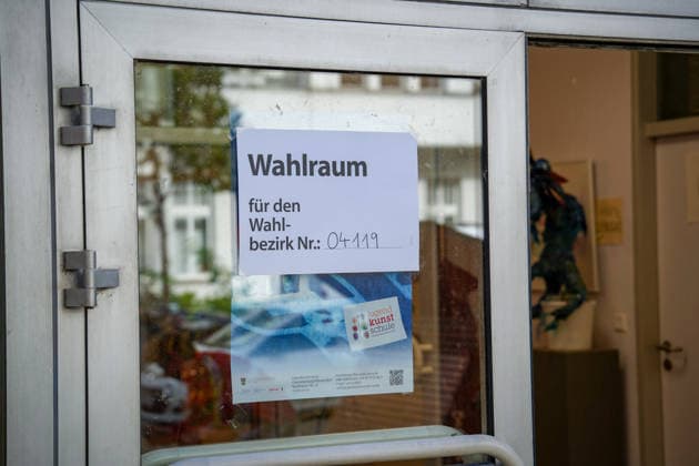 Berlin, Germany, September 20, 2026. Sign indicating the polling station for Precinct No. 04119 at a polling place for the Berlin House of Representatives election. Polling place, polling station, precinct, Berlin election, House of Representatives election, 2026 election, voting, going to the polls, democracy, voters, Election Sunday, state politics, politics, stock photo Copyright: xAlonxDavidx