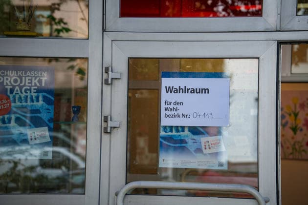 Berlin, Germany, September 20, 2026. Sign indicating the polling station for Precinct No. 04119 at a polling place for the Berlin House of Representatives election. Polling place, polling station, precinct, Berlin election, House of Representatives election, 2026 election, voting, going to the polls, democracy, voters, Election Sunday, state politics, politics, stock photo Copyright: xAlonxDavidx