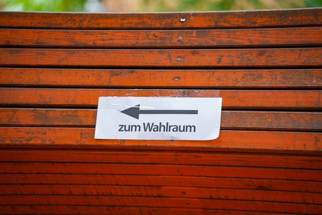 Berlin, Germany, September 20, 2026. Sign pointing to the voting booth with a directional arrow at a polling place for the Berlin House of Representatives election. Polling place, voting booth, signpost, sign, Berlin election, House of Representatives election, 2026 election, voting, going to the polls, Election Sunday, democracy, voters, state politics, politics, stock photo Copyright: xAlonxDavidx