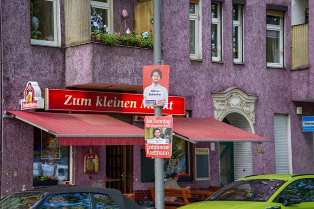 Berlin, Germany, September 20, 2026: Election poster for Die Linke candidate Niklas Schenker in the Berlin House of Representatives election, displayed in front of a Berlin corner bar. Die Linke, Niklas Schenker, campaign poster, Berlin election, House of Representatives election, 2026 election, election campaign, political parties, neighborhood, corner bar, dining scene, citysca Copyright: xAlonxDavidx