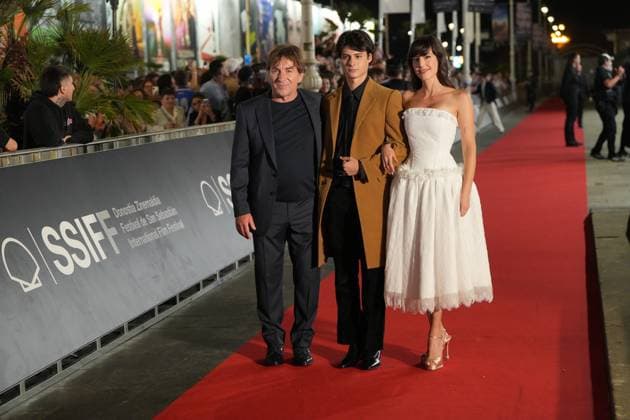 Red carpet for *La bola negra* by Los Javis at the San Sebastián Film Festival. Actors Antonio de la Torre, Martín Milo Quifes, and Natalia de Molina on the red carpet for *La bola negra* at the Victoria Eugenia Theater on September 20, 2026, in San Sebastián, Guipúzcoa, Basque Country, Spain. La bola negra adapts and expands upon an unfinished play by Federico García Lorca. It tells three stories of men from different eras, connected by sexuality, desire, pain, and legacy. The film opens in Spanish theaters on September 25 and has been selected by the Spanish Film Academy to represent Spain at the upcoming Academy Awards. SEPTEMBER 20, 2026 San Sebastián, Guipúzcoa, Basque Country, Spain San Sebastián, Guipúzcoa, Country V, Spain Copyright: xUnanuex 7789107