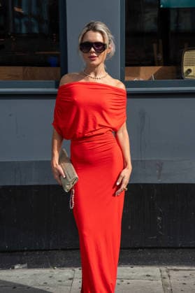 Attendees arrive at the Erderm Catwalk Show London, UK - 20 Sept 2026 An attendee arrives wearing a red dress at the Erdem catwalk show, held at the Roundhouse in Camden, London, as part of London Fashion Week 2026. Models and members of the fashion industry gather at the Roundhouse in Camden, London, for the Erdem catwalk show during London Fashion Week 2026. The event forms part of the official London Fashion Week schedule, bringing together models, designers, fashion professionals, media and guests for the presentation of Erdem s latest collection. London United Kingdom Copyright: xJamesxWilloughbyx xSOPAxImagesx JWILLOUGHBY_3475
