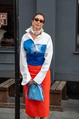 September 20, 2026, London, Camden, United Kingdom: An attendee arrives at the Erdem catwalk show, held at the Roundhouse in Camden, London, as part of London Fashion Week 2026. Models and members of the fashion industry gather at the Roundhouse in Camden, London, for the Erdem catwalk show during London Fashion Week 2026. The event forms part of the official London Fashion Week schedule, bringing together models, designers, fashion professionals, media and guests for the presentation of Erdem s latest collection. London United Kingdom - ZUMAs197 20260920_aaa_s197_343 Copyright: xJamesxWilloughbyx