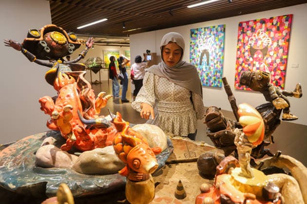 September 20, 2026, Surabaya, East Java, Indonesia: Visitors observe contemporary artworks at the ArtSubs 2026 exhibition at Balai Pemuda, Surabaya, East Java, Indonesia, on September 20, 2026. Titled border, threshold, beyond, the art exhibition features 500 works by 113 artists from across Indonesia, serving as a response to the public s need for a space of contemplation, reflection, and entertainment. Surabaya Indonesia - ZUMAp290 20260920_zip_p290_033 Copyright: xRendyxAgungxPrakosox