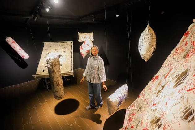 September 20, 2026, Surabaya, East Java, Indonesia: Visitors observe contemporary artworks at the ArtSubs 2026 exhibition at Balai Pemuda, Surabaya, East Java, Indonesia, on September 20, 2026. Titled border, threshold, beyond, the art exhibition features 500 works by 113 artists from across Indonesia, serving as a response to the public s need for a space of contemplation, reflection, and entertainment. Surabaya Indonesia - ZUMAp290 20260920_zip_p290_036 Copyright: xRendyxAgungxPrakosox
