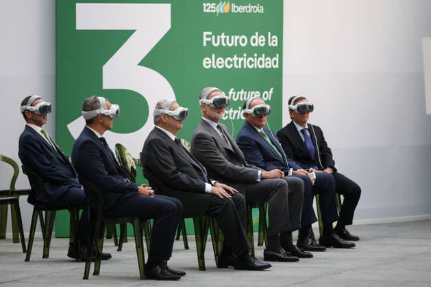 The King Opens the Exhibition Marking Iberdrola’s 125th Anniversary in Madrid King Felipe VI, the mayor of Madrid, José Luis Martínez Almeida, the Minister of Industry and Tourism, Jordi Hereu, and Iberdrola’s President, Ignacio Galán, during the opening of an exhibition marking Iberdrola’s 125th anniversary at the Crystal Gallery of the Cibeles Palace on September 21, 2026, in Madrid, Spain. The exhibition, titled An Electrifying Journey: Iberdrola’s Immersive Experience, traces the evolution of electrical technology from its origins and offers a glimpse into the future through an immersive and interactive experience that combines innovation and public outreach. SEPTEMBER 21, 2026 Alejandro Martínez Vé Spain Copyright: xAlejandroxMartinezxVÃ lezx 7789693