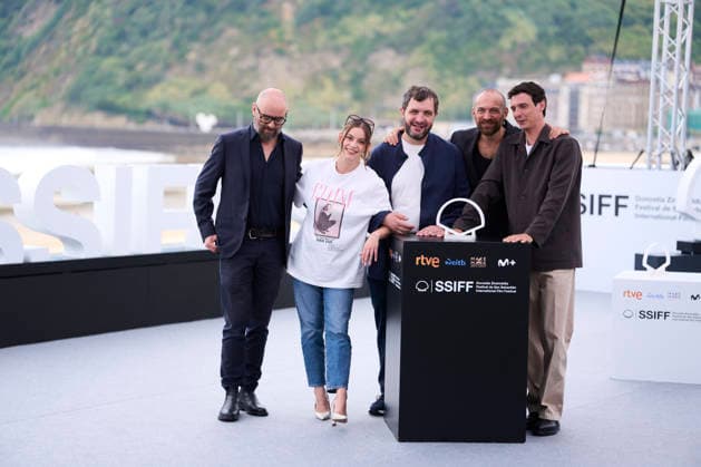 September 26, 2026, Donostia San Sebastian, Euskadi, Spain: Arieh Worthalter, Mara Taquin, Michao«l R. Roskam, Karim Leklou, Julien Frison attended Le Faux Soir Photocall during 74th San Sebastian International Film Festival at Kursaal Palace on September 26, 2026 in Donostia San Sebastian, Spain Donostia San Sebastian Spain - ZUMAg15_ 20260926_zaf_g15_034 Copyright: xJackxAbuinx