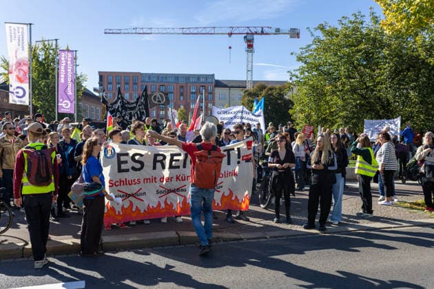 September 26, 2026, Leipzig, Saxony, Germany: Demonstrators participate in an Unko¼rzbar rally in Leipzig, Germany, on September 26, 2026, protesting cuts to social services and calling for the protection of social welfare and public services. The demonstration brought together protesters carrying banners, placards and flags as they marched through the city. Speakers and participants addressed issues including social welfare, public spending, employment, pensions, healthcare and the future of public services. The rally was part of the Unko¼rzbar campaign, which mobilizes against cuts to social services and public-sector provision in Germany. Leipzig Germany - ZUMAc291 20260926_zip_c291_001 Copyright: xMariaxCastrox