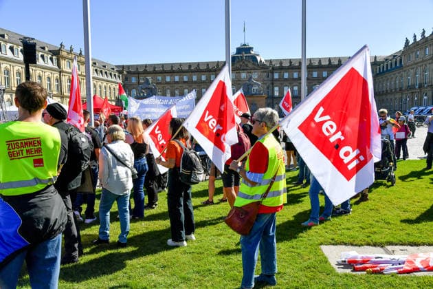 Deutschland, Baden-Wuerttemberg, Stuttgart 26.09.2026, Deutschland, GER, Baden-Wuerttemberg, Stuttgart, im Bild Themenbild, Kundgebung, Schlossplatz in Stuttgart, Hart verdient, Deine Arbeit, Deine Gesundheit, Deine Rente, Abbau sozialer Leistungen, Demonstration Stuttgart, Demo Stuttgart, Stuttgart Demonstration, Stuttgart Demo heute, Demonstration Stuttgart heute, Demo 26.09.2026, Demonstration 26.09.2026, Protest Stuttgart, Proteste, Stuttgart, Kundgebung, Stuttgart, Schlossplatz Stuttgart, Demo, Schlossplatz, Stuttgart, Baden-Württemberg, Deutschland, Sozialabbau, gegen Sozialabbau, Protest gegen Sozialabbau, Demo gegen Sozialabbau, Sozialstaat, Sozialstaat schützen, Sozialstaat verteidigen, soziale Gerechtigkeit, soziale Sicherheit, Deutschland, Baden-Wuerttemberg, Stuttgart, Demo, 26.09.2026-25