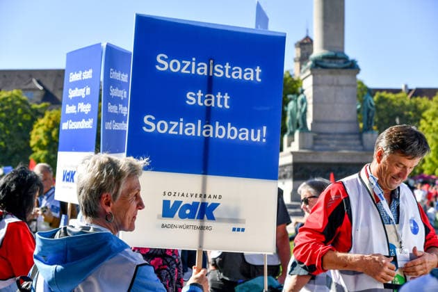 Deutschland, Baden-Wuerttemberg, Stuttgart 26.09.2026, Deutschland, GER, Baden-Wuerttemberg, Stuttgart, im Bild Themenbild, Kundgebung, Schlossplatz in Stuttgart, Hart verdient, Deine Arbeit, Deine Gesundheit, Deine Rente, Abbau sozialer Leistungen, Demonstration Stuttgart, Demo Stuttgart, Stuttgart Demonstration, Stuttgart Demo heute, Demonstration Stuttgart heute, Demo 26.09.2026, Demonstration 26.09.2026, Protest Stuttgart, Proteste, Stuttgart, Kundgebung, Stuttgart, Schlossplatz Stuttgart, Demo, Schlossplatz, Stuttgart, Baden-Württemberg, Deutschland, Sozialabbau, gegen Sozialabbau, Protest gegen Sozialabbau, Demo gegen Sozialabbau, Sozialstaat, Sozialstaat schützen, Sozialstaat verteidigen, soziale Gerechtigkeit, soziale Sicherheit, Deutschland, Baden-Wuerttemberg, Stuttgart, Demo, 26.09.2026-29