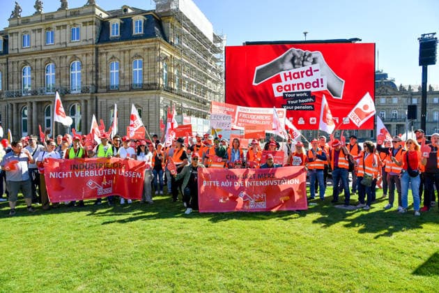 Deutschland, Baden-Wuerttemberg, Stuttgart 26.09.2026, Deutschland, GER, Baden-Wuerttemberg, Stuttgart, im Bild Themenbild, Kundgebung, Schlossplatz in Stuttgart, Hart verdient, Deine Arbeit, Deine Gesundheit, Deine Rente, Abbau sozialer Leistungen, Demonstration Stuttgart, Demo Stuttgart, Stuttgart Demonstration, Stuttgart Demo heute, Demonstration Stuttgart heute, Demo 26.09.2026, Demonstration 26.09.2026, Protest Stuttgart, Proteste, Stuttgart, Kundgebung, Stuttgart, Schlossplatz Stuttgart, Demo, Schlossplatz, Stuttgart, Baden-Württemberg, Deutschland, Sozialabbau, gegen Sozialabbau, Protest gegen Sozialabbau, Demo gegen Sozialabbau, Sozialstaat, Sozialstaat schützen, Sozialstaat verteidigen, soziale Gerechtigkeit, soziale Sicherheit, Deutschland, Baden-Wuerttemberg, Stuttgart, Demo, 26.09.2026-35