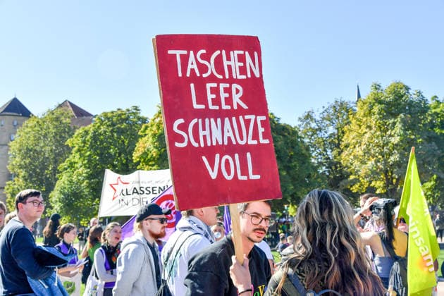 Deutschland, Baden-Wuerttemberg, Stuttgart 26.09.2026, Deutschland, GER, Baden-Wuerttemberg, Stuttgart, im Bild Themenbild, Kundgebung, Schlossplatz in Stuttgart, Hart verdient, Deine Arbeit, Deine Gesundheit, Deine Rente, Abbau sozialer Leistungen, Demonstration Stuttgart, Demo Stuttgart, Stuttgart Demonstration, Stuttgart Demo heute, Demonstration Stuttgart heute, Demo 26.09.2026, Demonstration 26.09.2026, Protest Stuttgart, Proteste, Stuttgart, Kundgebung, Stuttgart, Schlossplatz Stuttgart, Demo, Schlossplatz, Stuttgart, Baden-Württemberg, Deutschland, Sozialabbau, gegen Sozialabbau, Protest gegen Sozialabbau, Demo gegen Sozialabbau, Sozialstaat, Sozialstaat schützen, Sozialstaat verteidigen, soziale Gerechtigkeit, soziale Sicherheit, Deutschland, Baden-Wuerttemberg, Stuttgart, Demo, 26.09.2026-8