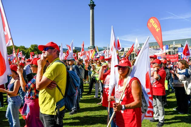 Deutschland, Baden-Wuerttemberg, Stuttgart 26.09.2026, Deutschland, GER, Baden-Wuerttemberg, Stuttgart, im Bild Themenbild, Kundgebung, Schlossplatz in Stuttgart, Hart verdient, Deine Arbeit, Deine Gesundheit, Deine Rente, Abbau sozialer Leistungen, Demonstration Stuttgart, Demo Stuttgart, Stuttgart Demonstration, Stuttgart Demo heute, Demonstration Stuttgart heute, Demo 26.09.2026, Demonstration 26.09.2026, Protest Stuttgart, Proteste, Stuttgart, Kundgebung, Stuttgart, Schlossplatz Stuttgart, Demo, Schlossplatz, Stuttgart, Baden-Württemberg, Deutschland, Sozialabbau, gegen Sozialabbau, Protest gegen Sozialabbau, Demo gegen Sozialabbau, Sozialstaat, Sozialstaat schützen, Sozialstaat verteidigen, soziale Gerechtigkeit, soziale Sicherheit, Deutschland, Baden-Wuerttemberg, Stuttgart, Demo, 26.09.2026-9