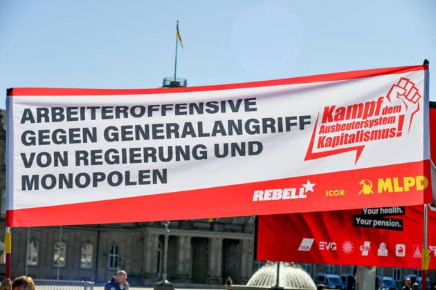 Deutschland, Baden-Wuerttemberg, Stuttgart 26.09.2026, Deutschland, GER, Baden-Wuerttemberg, Stuttgart, im Bild Themenbild, Kundgebung, Schlossplatz in Stuttgart, Hart verdient, Deine Arbeit, Deine Gesundheit, Deine Rente, Abbau sozialer Leistungen, Demonstration Stuttgart, Demo Stuttgart, Stuttgart Demonstration, Stuttgart Demo heute, Demonstration Stuttgart heute, Demo 26.09.2026, Demonstration 26.09.2026, Protest Stuttgart, Proteste, Stuttgart, Kundgebung, Stuttgart, Schlossplatz Stuttgart, Demo, Schlossplatz, Stuttgart, Baden-Württemberg, Deutschland, Sozialabbau, gegen Sozialabbau, Protest gegen Sozialabbau, Demo gegen Sozialabbau, Sozialstaat, Sozialstaat schützen, Sozialstaat verteidigen, soziale Gerechtigkeit, soziale Sicherheit, Deutschland, Baden-Wuerttemberg, Stuttgart, Demo, 26.09.2026-33