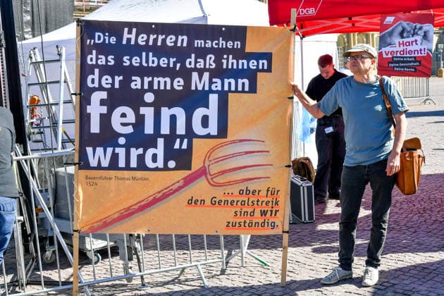 Deutschland, Baden-Wuerttemberg, Stuttgart 26.09.2026, Deutschland, GER, Baden-Wuerttemberg, Stuttgart, im Bild Themenbild, Kundgebung, Schlossplatz in Stuttgart, Hart verdient, Deine Arbeit, Deine Gesundheit, Deine Rente, Abbau sozialer Leistungen, Demonstration Stuttgart, Demo Stuttgart, Stuttgart Demonstration, Stuttgart Demo heute, Demonstration Stuttgart heute, Demo 26.09.2026, Demonstration 26.09.2026, Protest Stuttgart, Proteste, Stuttgart, Kundgebung, Stuttgart, Schlossplatz Stuttgart, Demo, Schlossplatz, Stuttgart, Baden-Württemberg, Deutschland, Sozialabbau, gegen Sozialabbau, Protest gegen Sozialabbau, Demo gegen Sozialabbau, Sozialstaat, Sozialstaat schützen, Sozialstaat verteidigen, soziale Gerechtigkeit, soziale Sicherheit, Deutschland, Baden-Wuerttemberg, Stuttgart, Demo, 26.09.2026-39