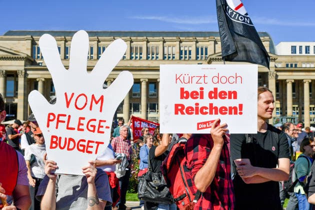 Deutschland, Baden-Wuerttemberg, Stuttgart 26.09.2026, Deutschland, GER, Baden-Wuerttemberg, Stuttgart, im Bild Themenbild, Kundgebung, Schlossplatz in Stuttgart, Hart verdient, Deine Arbeit, Deine Gesundheit, Deine Rente, Abbau sozialer Leistungen, Demonstration Stuttgart, Demo Stuttgart, Stuttgart Demonstration, Stuttgart Demo heute, Demonstration Stuttgart heute, Demo 26.09.2026, Demonstration 26.09.2026, Protest Stuttgart, Proteste, Stuttgart, Kundgebung, Stuttgart, Schlossplatz Stuttgart, Demo, Schlossplatz, Stuttgart, Baden-Württemberg, Deutschland, Sozialabbau, gegen Sozialabbau, Protest gegen Sozialabbau, Demo gegen Sozialabbau, Sozialstaat, Sozialstaat schützen, Sozialstaat verteidigen, soziale Gerechtigkeit, soziale Sicherheit, Deutschland, Baden-Wuerttemberg, Stuttgart, Demo, 26.09.2026-43