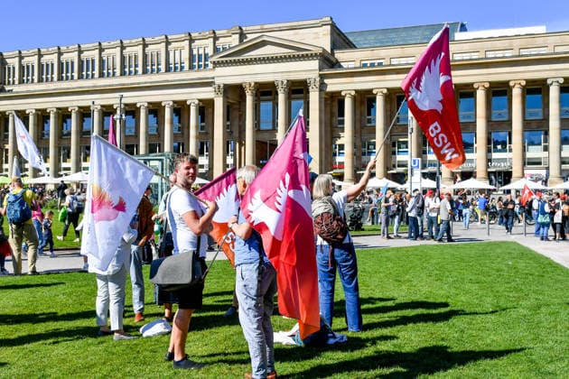 Deutschland, Baden-Wuerttemberg, Stuttgart 26.09.2026, Deutschland, GER, Baden-Wuerttemberg, Stuttgart, im Bild Themenbild, Kundgebung, Schlossplatz in Stuttgart, Hart verdient, Deine Arbeit, Deine Gesundheit, Deine Rente, Abbau sozialer Leistungen, Demonstration Stuttgart, Demo Stuttgart, Stuttgart Demonstration, Stuttgart Demo heute, Demonstration Stuttgart heute, Demo 26.09.2026, Demonstration 26.09.2026, Protest Stuttgart, Proteste, Stuttgart, Kundgebung, Stuttgart, Schlossplatz Stuttgart, Demo, Schlossplatz, Stuttgart, Baden-Württemberg, Deutschland, Sozialabbau, gegen Sozialabbau, Protest gegen Sozialabbau, Demo gegen Sozialabbau, Sozialstaat, Sozialstaat schützen, Sozialstaat verteidigen, soziale Gerechtigkeit, soziale Sicherheit, Deutschland, Baden-Wuerttemberg, Stuttgart, Demo, 26.09.2026-45