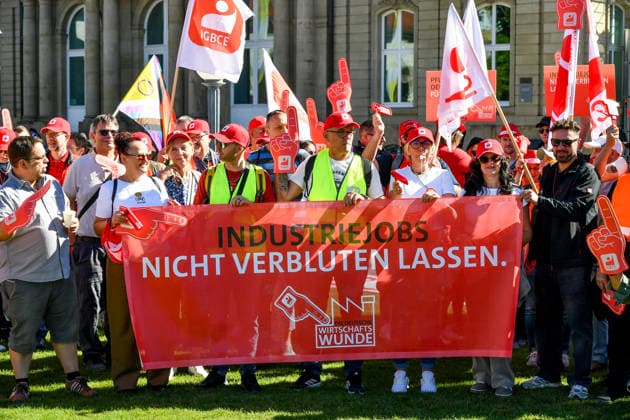 Deutschland, Baden-Wuerttemberg, Stuttgart 26.09.2026, Deutschland, GER, Baden-Wuerttemberg, Stuttgart, im Bild Themenbild, Kundgebung, Schlossplatz in Stuttgart, Hart verdient, Deine Arbeit, Deine Gesundheit, Deine Rente, Abbau sozialer Leistungen, Demonstration Stuttgart, Demo Stuttgart, Stuttgart Demonstration, Stuttgart Demo heute, Demonstration Stuttgart heute, Demo 26.09.2026, Demonstration 26.09.2026, Protest Stuttgart, Proteste, Stuttgart, Kundgebung, Stuttgart, Schlossplatz Stuttgart, Demo, Schlossplatz, Stuttgart, Baden-Württemberg, Deutschland, Sozialabbau, gegen Sozialabbau, Protest gegen Sozialabbau, Demo gegen Sozialabbau, Sozialstaat, Sozialstaat schützen, Sozialstaat verteidigen, soziale Gerechtigkeit, soziale Sicherheit, Deutschland, Baden-Wuerttemberg, Stuttgart, Demo, 26.09.2026-49