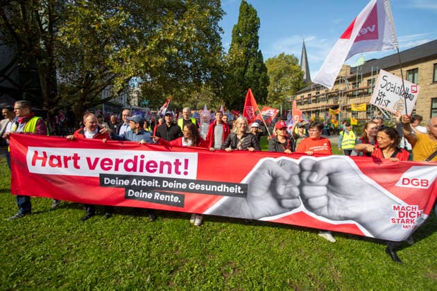 Essen, Bundesweiter Aktionstag des DGB. 26.09.2026, EU, DEU, Deutschland, Nordrhein-Westfalen, Essen: der Deutsche Gewerkschaftsbund und seine Mitgliedsgewerkschaften hatten unter dem Motto Hart verdient! Deine Arbeit. Deine Gesundheit. Deine Rente. zu einem bundesweiten Aktionstag aufgerufen. In 15 Großstädten fanden Kundgebungen statt. Dabei wurde für einen starken Sozialstaat, sichere Arbeitsplätze, gute Arbeitsbedingungen und den Schutz von Arbeitnehmerrechten demonstriert. Die Demonstration startete an der Altendorfer Straße, zog durch die Innenstadt und endete mit einer Kundgebung auf dem Burgplatz. In Essen nahmen ca. 15.000 Personen teil. Bundesweit ca. 175.000 Menschen. EU, DEU, Germany, North Rhine-Westphalia, Essen: The