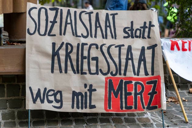 Essen, Bundesweiter Aktionstag des DGB. 26.09.2026, EU, DEU, Deutschland, Nordrhein-Westfalen, Essen: der Deutsche Gewerkschaftsbund und seine Mitgliedsgewerkschaften hatten unter dem Motto Hart verdient! Deine Arbeit. Deine Gesundheit. Deine Rente. zu einem bundesweiten Aktionstag aufgerufen. In 15 Großstädten fanden Kundgebungen statt. Dabei wurde für einen starken Sozialstaat, sichere Arbeitsplätze, gute Arbeitsbedingungen und den Schutz von Arbeitnehmerrechten demonstriert. Die Demonstration startete an der Altendorfer Straße, zog durch die Innenstadt und endete mit einer Kundgebung auf dem Burgplatz. In Essen nahmen ca. 15.000 Personen teil. Bundesweit ca. 175.000 Menschen. EU, DEU, Germany, North Rhine-Westphalia, Essen: The