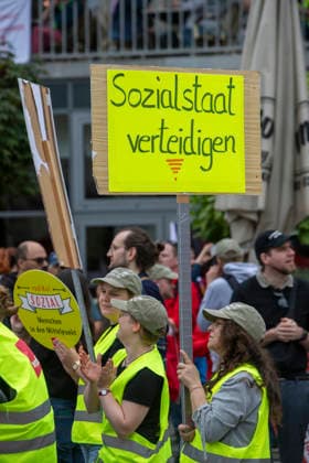 Essen, Bundesweiter Aktionstag des DGB. 26.09.2026, EU, DEU, Deutschland, Nordrhein-Westfalen, Essen: der Deutsche Gewerkschaftsbund und seine Mitgliedsgewerkschaften hatten unter dem Motto Hart verdient! Deine Arbeit. Deine Gesundheit. Deine Rente. zu einem bundesweiten Aktionstag aufgerufen. In 15 Großstädten fanden Kundgebungen statt. Dabei wurde für einen starken Sozialstaat, sichere Arbeitsplätze, gute Arbeitsbedingungen und den Schutz von Arbeitnehmerrechten demonstriert. Die Demonstration startete an der Altendorfer Straße, zog durch die Innenstadt und endete mit einer Kundgebung auf dem Burgplatz. In Essen nahmen ca. 15.000 Personen teil. Bundesweit ca. 175.000 Menschen. EU, DEU, Germany, North Rhine-Westphalia, Essen: The