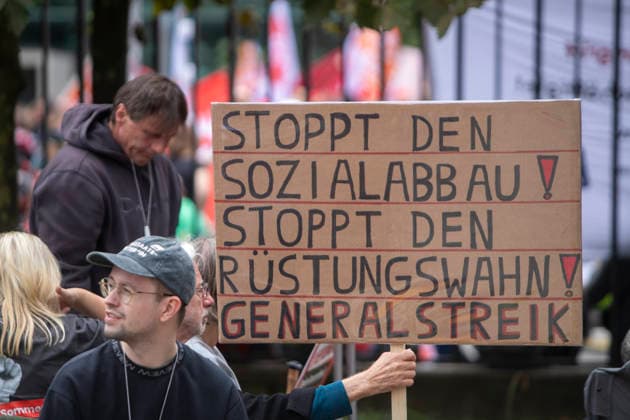 Essen, Bundesweiter Aktionstag des DGB. 26.09.2026, EU, DEU, Deutschland, Nordrhein-Westfalen, Essen: der Deutsche Gewerkschaftsbund und seine Mitgliedsgewerkschaften hatten unter dem Motto Hart verdient! Deine Arbeit. Deine Gesundheit. Deine Rente. zu einem bundesweiten Aktionstag aufgerufen. In 15 Großstädten fanden Kundgebungen statt. Dabei wurde für einen starken Sozialstaat, sichere Arbeitsplätze, gute Arbeitsbedingungen und den Schutz von Arbeitnehmerrechten demonstriert. Die Demonstration startete an der Altendorfer Straße, zog durch die Innenstadt und endete mit einer Kundgebung auf dem Burgplatz. In Essen nahmen ca. 15.000 Personen teil. Bundesweit ca. 175.000 Menschen. EU, DEU, Germany, North Rhine-Westphalia, Essen: The
