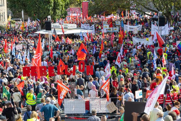 Essen, Bundesweiter Aktionstag des DGB. 26.09.2026, EU, DEU, Deutschland, Nordrhein-Westfalen, Essen: der Deutsche Gewerkschaftsbund und seine Mitgliedsgewerkschaften hatten unter dem Motto Hart verdient! Deine Arbeit. Deine Gesundheit. Deine Rente. zu einem bundesweiten Aktionstag aufgerufen. In 15 Großstädten fanden Kundgebungen statt. Dabei wurde für einen starken Sozialstaat, sichere Arbeitsplätze, gute Arbeitsbedingungen und den Schutz von Arbeitnehmerrechten demonstriert. Die Demonstration startete an der Altendorfer Straße, zog durch die Innenstadt und endete mit einer Kundgebung auf dem Burgplatz. In Essen nahmen ca. 15.000 Personen teil. Bundesweit ca. 175.000 Menschen. EU, DEU, Germany, North Rhine-Westphalia, Essen: The