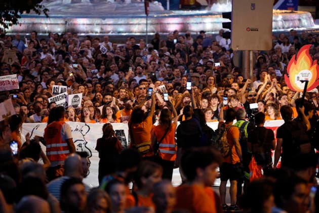 September 26, 2026, Madrid, Community Of Madrid, Spain: Thousands of demonstrators march through central Madrid to protest the recent eviction of Maricarmen Abascal, an 87-year-old disabled woman, and demand urgent housing rights on Saturday, September 26, 2026, in Madrid, Spain. Organized by the Sindicato de Inquilinas (Tenants Union) under the slogan Ni una Maricarmen mo¡s (Not one more Maricarmen), the mobilization gathered tens of thousands of people. Protesters marched from Puerta del Sol to the Congress of Deputies, calling for the immediate approval of a government Maricarmen decree to freeze rent prices, ensure indefinite contracts, and prohibit evictions without alternative housing. The event, which included a call for a perm - ZUMAo127 20260926_zep_o127_070 Copyright: xHugoxOrtunox