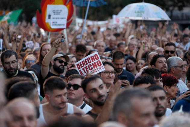 September 26, 2026, Madrid, Community Of Madrid, Spain: Thousands of demonstrators march through central Madrid to protest the recent eviction of Maricarmen Abascal, an 87-year-old disabled woman, and demand urgent housing rights on Saturday, September 26, 2026, in Madrid, Spain. Organized by the Sindicato de Inquilinas (Tenants Union) under the slogan Ni una Maricarmen mo¡s (Not one more Maricarmen), the mobilization gathered tens of thousands of people. Protesters marched from Puerta del Sol to the Congress of Deputies, calling for the immediate approval of a government Maricarmen decree to freeze rent prices, ensure indefinite contracts, and prohibit evictions without alternative housing. The event, which included a call for a perm - ZUMAo127 20260926_zep_o127_084 Copyright: xHugoxOrtunox