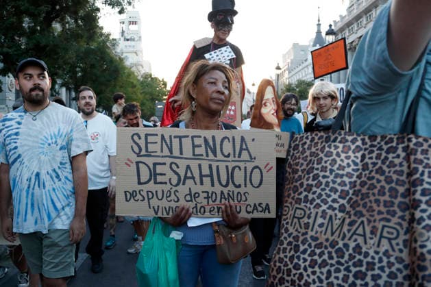 September 26, 2026, Madrid, Community Of Madrid, Spain: Thousands of demonstrators march through central Madrid to protest the recent eviction of Maricarmen Abascal, an 87-year-old disabled woman, and demand urgent housing rights on Saturday, September 26, 2026, in Madrid, Spain. Organized by the Sindicato de Inquilinas (Tenants Union) under the slogan Ni una Maricarmen mo¡s (Not one more Maricarmen), the mobilization gathered tens of thousands of people. Protesters marched from Puerta del Sol to the Congress of Deputies, calling for the immediate approval of a government Maricarmen decree to freeze rent prices, ensure indefinite contracts, and prohibit evictions without alternative housing. The event, which included a call for a perm - ZUMAo127 20260926_zep_o127_081 Copyright: xHugoxOrtunox