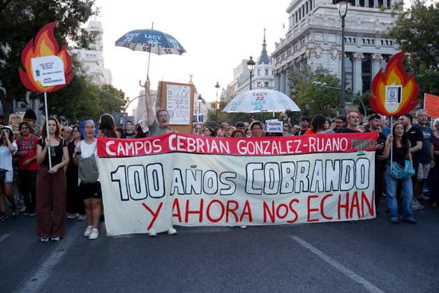 September 26, 2026, Madrid, Community Of Madrid, Spain: Thousands of demonstrators march through central Madrid to protest the recent eviction of Maricarmen Abascal, an 87-year-old disabled woman, and demand urgent housing rights on Saturday, September 26, 2026, in Madrid, Spain. Organized by the Sindicato de Inquilinas (Tenants Union) under the slogan Ni una Maricarmen mo¡s (Not one more Maricarmen), the mobilization gathered tens of thousands of people. Protesters marched from Puerta del Sol to the Congress of Deputies, calling for the immediate approval of a government Maricarmen decree to freeze rent prices, ensure indefinite contracts, and prohibit evictions without alternative housing. The event, which included a call for a perm - ZUMAo127 20260926_zep_o127_080 Copyright: xHugoxOrtunox