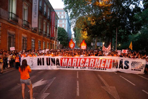 News Bilder des Tages #2 September 26, 2026, Madrid, Community Of Madrid, Spain: Thousands of demonstrators march through central Madrid to protest the recent eviction of Maricarmen Abascal, an 87-year-old disabled woman, and demand urgent housing rights on Saturday, September 26, 2026, in Madrid, Spain. Organized by the Sindicato de Inquilinas (Tenants Union) under the slogan Ni una Maricarmen mo¡s (Not one more Maricarmen), the mobilization gathered tens of thousands of people. Protesters marched from Puerta del Sol to the Congress of Deputies, calling for the immediate approval of a government Maricarmen decree to freeze rent prices, ensure indefinite contracts, and prohibit evictions without alternative housing. The event, which included a call for a perm - ZUMAo127 20260926_zep_o127_077 Copyright: xHugoxOrtunox