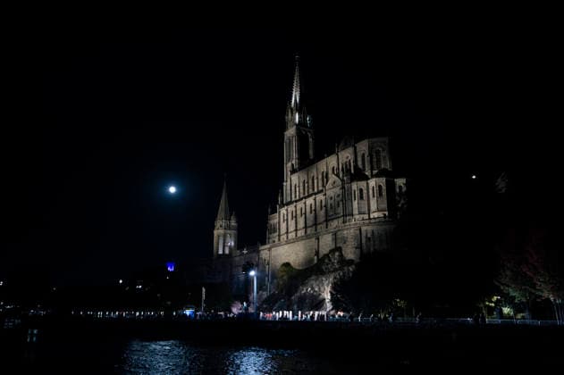 The shrine, illuminated at night. Pope Leo XIV is in Lourdes as a pilgrim, among pilgrims from all over the world. At this shrine, where the sick, the frail, and those who suffer take center stage, he wishes to inspire hope and faith. Having already visited twice in his youth, he returns to a place that has shaped his spiritual journey. Pope Leo XIV’s visit to France and UNESCO France, Lourdes, September 26, 2027. Photograph by Patricia Huchot Boissier Staface. The shrine illuminated at night. Pope Leo XIV is in Lourdes as a pilgrim, among pilgrims from all over the world. At this shrine, where the sick, the vulnerable, and those who suffer take precedence, he wishes to foster hope and faith. Having already visited twice in his youth, he r Copyright: xPatriciaxHuchot-Boissierx xStarfacex STAR_459960_028