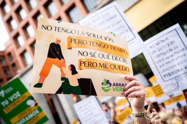 Suicide Prevention Rally in Madrid: Numerous people hold a banner reading I don’t have the solution, but I have time. I don’t know what to say, but I’ll stay here during the National Suicide Prevention Rally in front of the Ministry of Health on September 27, 2026, in Madrid, Spain. The rally was organized under the slogan Active Listening, Collective Response, coinciding with Suicide Awareness Month. SEPTEMBER 27, 2026, On Foot, Madrid, Spain Copyright: xA.xPÃ rezxMecax 7803969