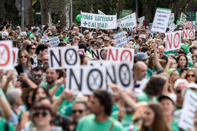 Protest in Support of Madrid’s Public Education System: A large crowd gathered during a protest in support of the public education system on September 27, 2026, in Madrid, Spain. The educational community of the Community of Madrid—comprising teachers, families, and students—has organized the demonstration under the slogan In Defense of Public Education to demand a reduction in class sizes, school schedules that allow for adequate attention to students, an increase in staffing levels, and solutions to excessive bureaucratic burdens. SEPTEMBER 27, 2026 Diego Radamé Madrid, Madrid, Spain Copyright: xDiegoxRadamà sx 7804024