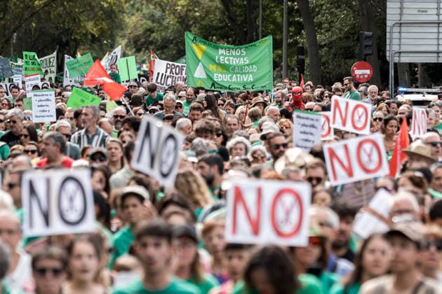Protest in Support of Madrid’s Public Education System: A large crowd gathered during a protest in support of the public education system on September 27, 2026, in Madrid, Spain. The educational community of the Community of Madrid—comprising teachers, families, and students—has organized the demonstration under the slogan In Defense of Public Education to demand a reduction in class sizes, school schedules that allow for adequate attention to students, an increase in staffing levels, and solutions to excessive bureaucratic burdens. SEPTEMBER 27, 2026 Diego Radamé Madrid, Madrid, Spain Copyright: xDiegoxRadamà sx 7804025
