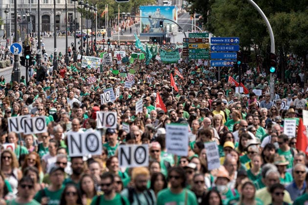 Protest in Support of Madrid’s Public Education System: A large crowd gathered during a protest in support of the public education system on September 27, 2026, in Madrid, Spain. The educational community of the Community of Madrid—comprising teachers, families, and students—has organized the demonstration under the slogan In Defense of Public Education to demand a reduction in class sizes, school schedules that allow for adequate attention to students, an increase in staffing levels, and solutions to excessive bureaucracy. SEPTEMBER 27, 2026 Diego Radamé Madrid, Madrid, Spain Copyright: xDiegoxRadamà sx 7804088