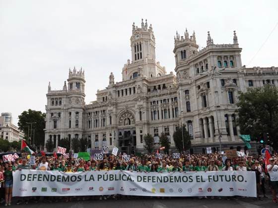 September 27, 2026, Madrid, Madrid, Spain: MADRID, SPAIN - SEPTEMBER 27: Thousands of people protest for improvements in public education and demand greater public investment, on September 27, 2026. Demonstrators marched from Atocha train station, passing by and briefly stopping at Madrid s City Hall in Plaza de Cibeles, before reaching Puerta del Sol, where the seat of the Presidency of the Community of Madrid is located. Madrid Spain - ZUMAh199 20260927_zip_h199_017 Copyright: xAaronxHerediax