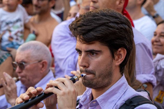 La Merce festival 2026, Placa Sant Jaume. Castellers day, 27 September. Barcelona, Catalunya. September. Barcelona, Catalunya. A musician of Castellers de Terrassa plays music to accompany the human tower construction during the traditional La Merce festival celebrations, September 27, 2026, Placa Sant Jaume, Barcelona, Catalonia., Credit:Ivan Sanchez Jimenez Ivan Sanchez Avalon Copyright: xIvanxSanchezxJimenezx xIvanxSanchezx xAvalonx 1138662977